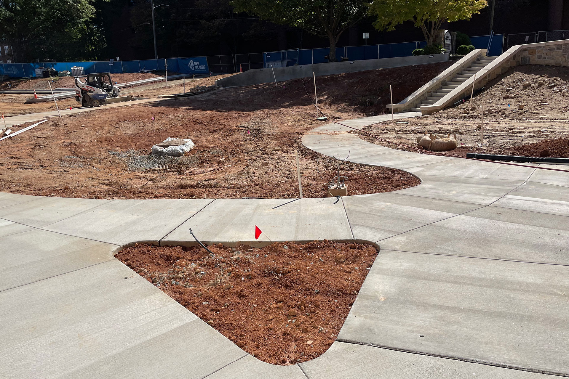 #nv_6999 Courtyard With Gardens and Accessible Paths